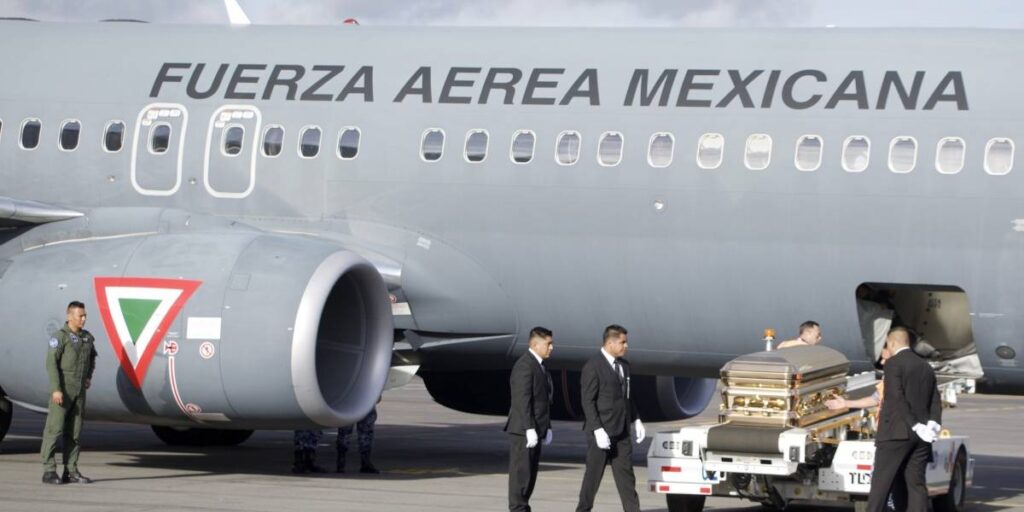 Llegan restos de José José a México